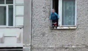 Un enfant joue à la fenêtre du 8ème étage d'un batiment : terrifiant!
