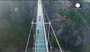Chine : un pont en verre à 180 mètres du sol
