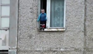 Un gamin russe s'amuse au bord de la fenetre du 8ème étage... Flippant