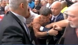Air France: les chemises de dirigeants arrachées par des manifestants