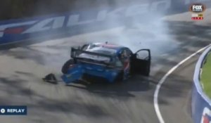 Crash impressionnant pendant la course de Supercars Bathurst 1000