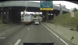 Une voiture renverse un camion - Accident terrible