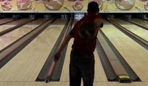 Un trick énorme en Bowling : Spinning Bowling Ball Trick Shot!