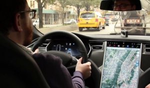 Un conducteur teste le Système d’auto-pilote de la voiture Tesla