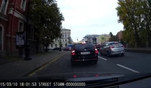 Russie : un homme d'affaires s'en prend à un piéton qui a touché sa voiture