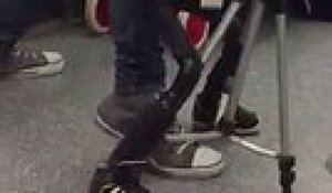 Une marionnette joue du Guns N' Roses en plein métro ! Gros Buzz !