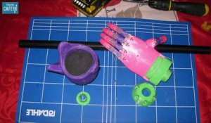 Une petite fille reçoit une prothèse imprimée en 3D pour son bras