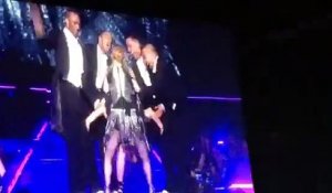 Katy Perry rejoint Madonna sur scène à L.A pour bouger son corps avec elle!
