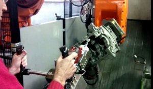 Automobile : la robotique au service d'un poste d'ébavurage de carters moteur