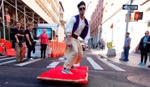 Aladin chevauche son tapis magique dans les rues de NYC sous le regard halluciné des passants