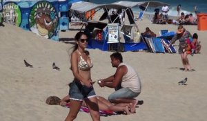 Caméra cachée: Elle demande à des hommes de lui passer de la crème solaire...