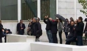 Alain Robert escalade la tour Ariane à La Défense