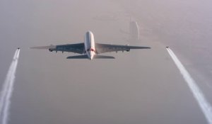 Vol en jet pack à coté d'un avion de ligne A380