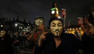 La «Million Masks March» à Londres, à travers les télés  britanniques
