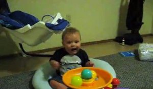 Tête hilarante d'un bébé qui découvre son nouveau jouet! Dingue...