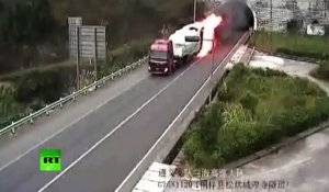 Un camion en flammes se sauve d’un tunnel en Chine