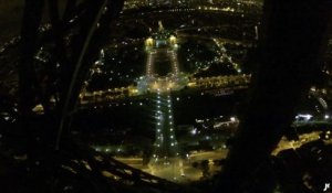 Un Anglais escalade la tour Eiffel à mains nues