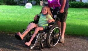 Une Fille handicapée de 11 ans apprend à Marcher grâce à son Dogue Allemand