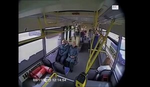 En Russie, un chauffeur de bus s'endort au volant et percute un lampadaire