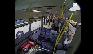 Un conducteur de bus s'endort au volant et blesse 7 personnes