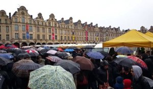 Arras: recueillement au pied du beffroi pour les victimes des attentats de Paris