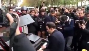 Un pianiste joue "Imagine" de John Lennon devant le Bataclan
