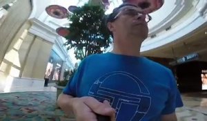 Un homme utilise sa GoPro à l'envers à Las Vegas