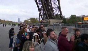 La Tour Eiffel rouvre, illuminée aux couleurs bleu-blanc-rouge