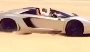 Il fait des drifts avec sa Lamborghini dans le sable à Dubaï