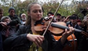 Attentats de Paris: Une violoniste se produit devant le Bataclan en hommage aux victimes