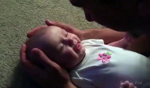 La réaction de ce bébé quand son papa lui a dit qu'elle est belle