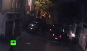 Raid à Saint-Denis : les forces de l’ordre conduisent les suspects mains derrière le dos