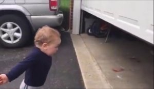 Réaction magique d'un bébé face à une porte automatique de garage! wouahhhhh