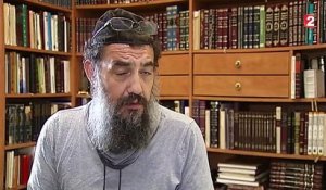 Marseille : "Ils ont commencé à taillader mes avant-bras", raconte l'enseignant juif agressé