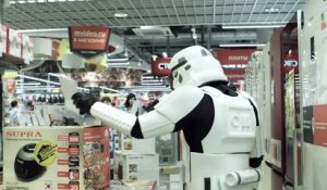 2 stormtroopers de Star Wars d'amusent dans un centre commercial