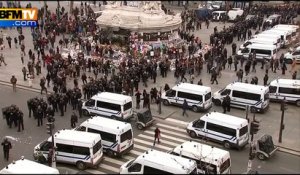 Cop21: des manifestants encagoulés défient la police place de la République à Paris