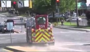 Étonnant virage réalisé par un camion de pompiers