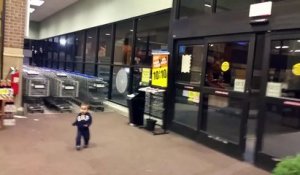Un enfant voit des portes automatiques pour la première fois