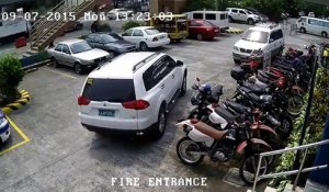 Un conducteur pas doué bousille 3 motos et 2 voitures en essayant de se garer