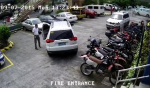 Accident surprenant sur un parking de Manille (Philippines)