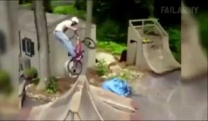 Un rider en BMX se rattrape à un arbre... De justesse