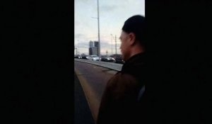 Un Skateboarder au sommet d'un Pont tente une Figure qui va mal tourner