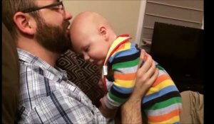 Ce bébé adore gratter la barbe de son papa... Avec sa tête! Mignon