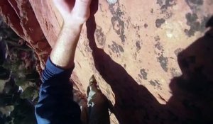 Sensations garantie : un alpiniste décroche en escaladant une falaise. Chute libre