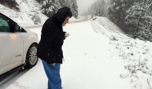 Une mamie de 101 ans s'amuse à faire des boules de neige... Moment magique
