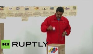 Vénézuéla : Nicolas Maduro en train de voter lors des législatives