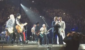 Eagles of Death Metal remonte sur scène à Paris aux côtés de U2