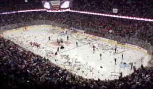 Plusieurs milliers de peluches jetés lors d'un match de hockey sur glace