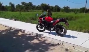 Le singe fait pipi sur sa moto puis l'agresse