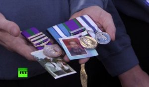 Des vétérans anglais jettent leurs médailles pour protester contre les bombardements en Syrie